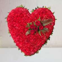 Corazón de flores de rosas rojas para difuntos